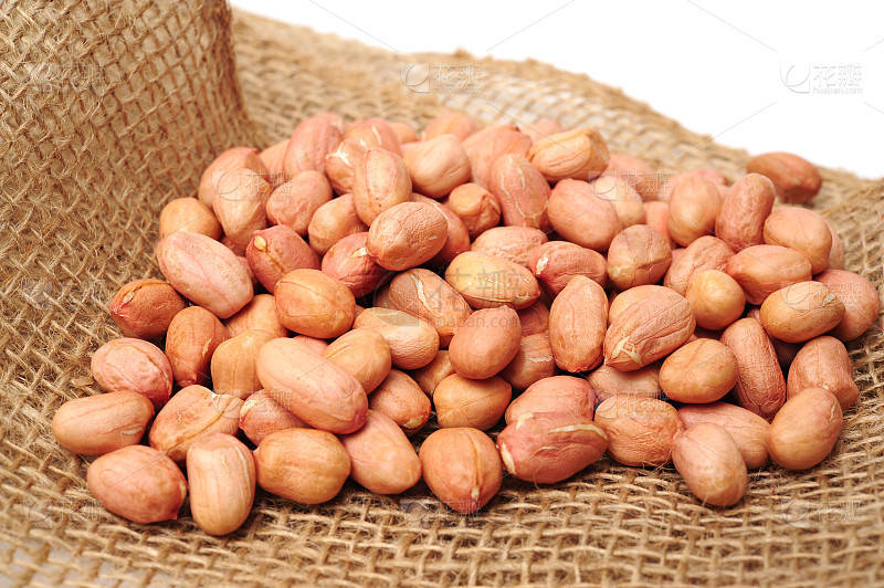 花生是一种非常营养的食物，它不仅味道美味，还有许多健康益处