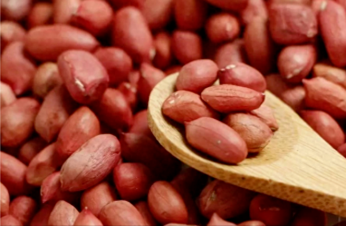 生花生和熟花生，哪个更营养？提醒：5类人最好别碰，别不当回事